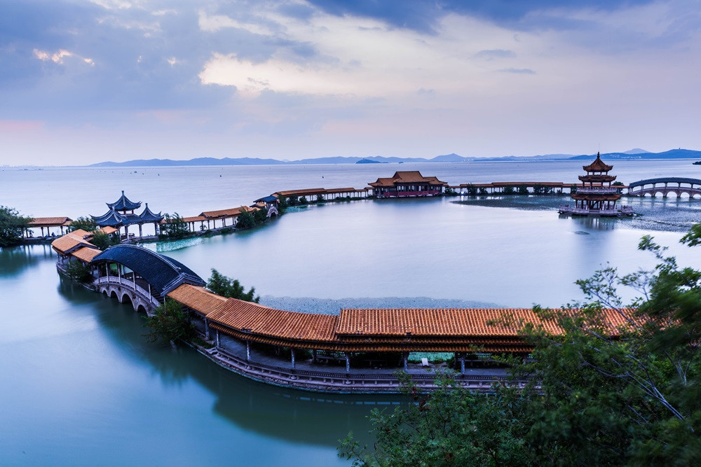 Tea country and Taihu Lake → Continue to historic Nanjing